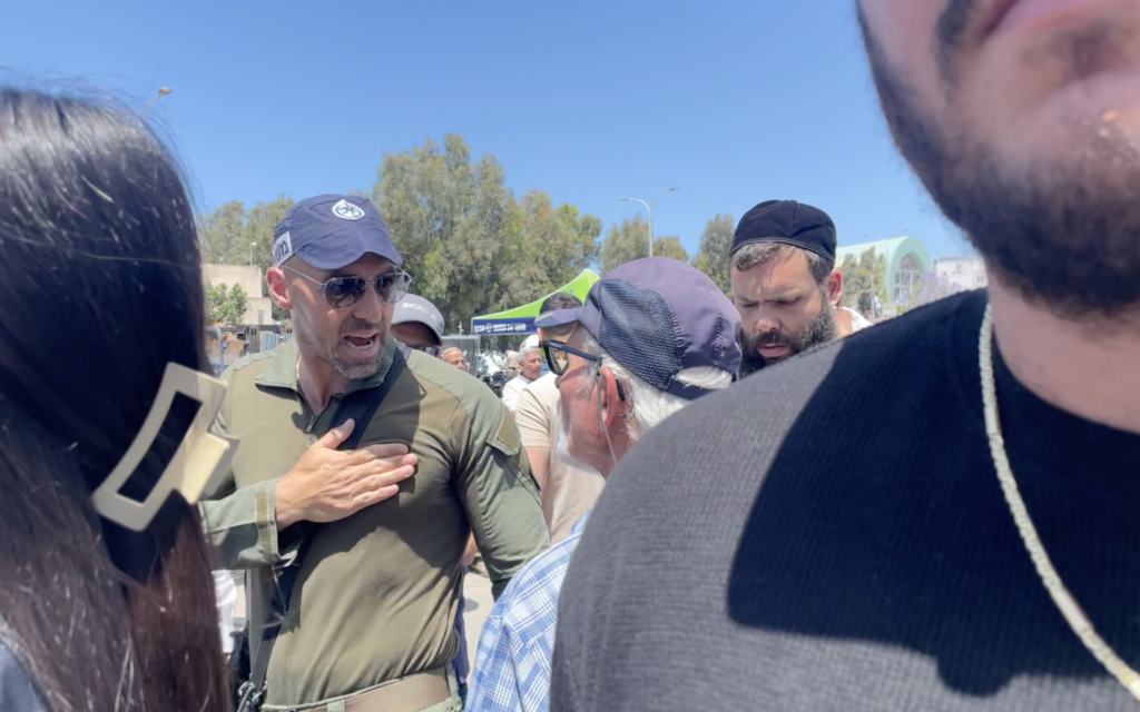‘I’m a Kahanist’: Police volunteer shouts at elderly protester on Memorial Day